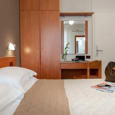 Ξενοδοχείο Pierre 3*